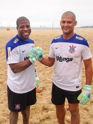Os goleiros Fanta e Mão defendem o Corinthians no Mundialito de Clubes de Beach Soccer