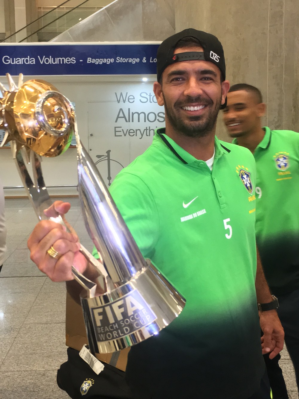 Daniel Zidane com a taça de campeão do mundo do beach soccer