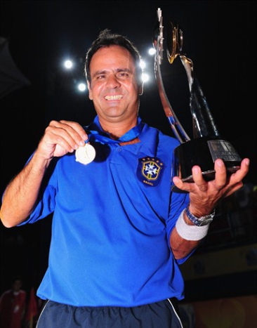 Técnico Alexandre Soares com o troféu de campeão da Copa do Mundo FIFA de Beach Soccer em Dubai
