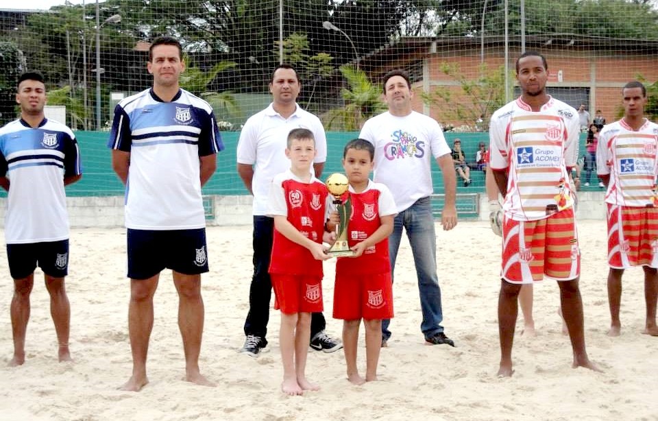 Meninos segurando o torféu entregue ao final do evento